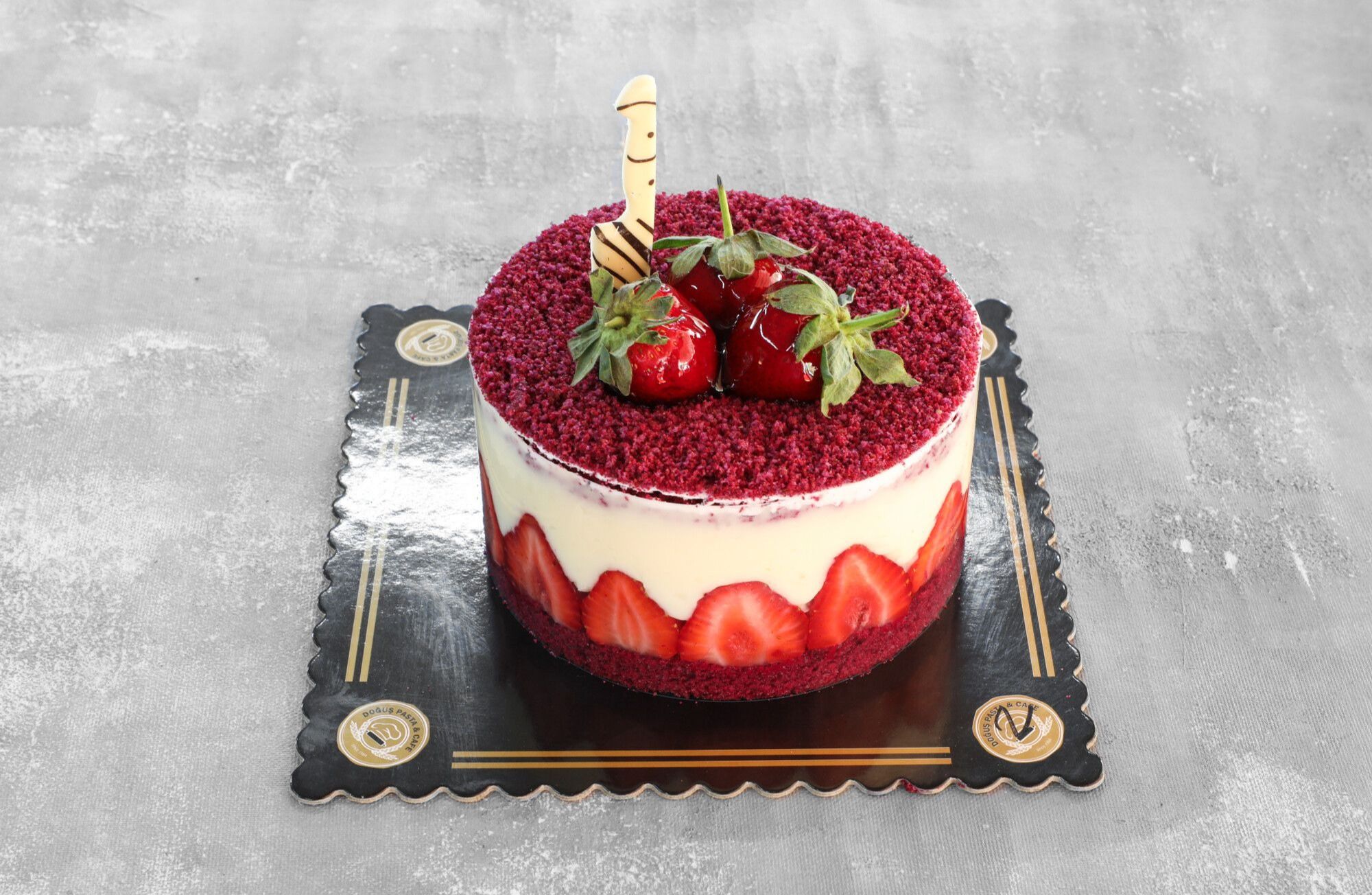 Çilekli Profiterollü Pasta (6 - 8 Kişilik)